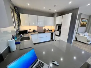 Luxury 5 Penthouse Greenwich Sleep 9 With Parking - Image 2