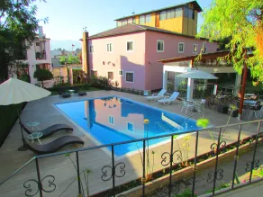 Queen's Villa - Image 2