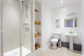Stylish 4 Bedroom Property in East London - Image 5