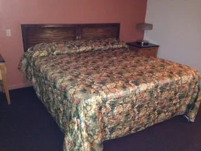 Twin Spruce Motel - Image 5