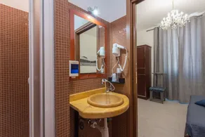 Eroom42 Guest House - Image 2