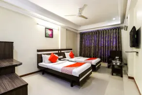 Hotel Alpha by OYO Rooms - Image 2