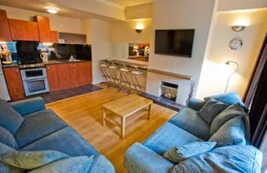 Central Open Plan Flat Sleeps 4 - Image 4