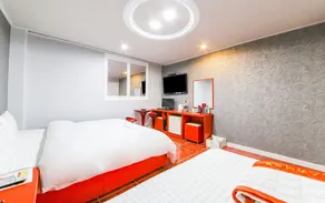 Sky Motel - Image 4