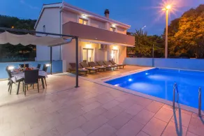 Voll ausgestattete weiträumige Villa mit Grill, privatem Pool und Terrasse | Bergblick - Image 2