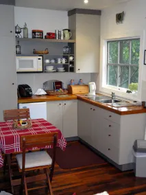 Stones Throw Cottage Bed & Breakfast - Image 2