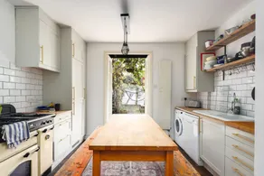 Gorgeous and Vibrant 3 Bedroom Apartment in London - Image 4