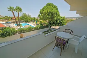 Chaplins Studios & Splash Pool Bar - Image 2