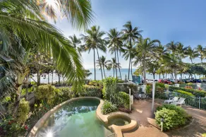 Beachfront Bliss 3-bedroom Apartment with Sea View 4 - Image 4