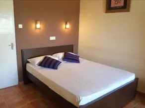 Reggie's Guesthouse - Image 2