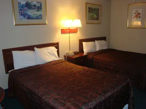 Econo Lodge - Image 3