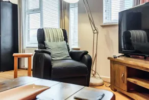 Stylish 2 Bedroom Apartment Central Exeter Parking on Site - Image 2
