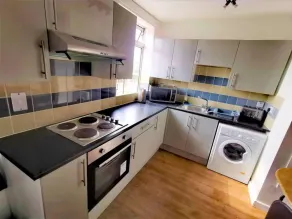 Stylish Luton Apartment With Wi-fi & Free Parking - Image 5
