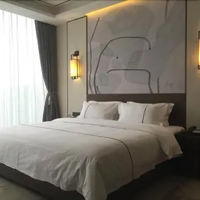 Golden Hotel - Image 4