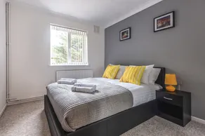 PM & Charles Luxury Apartment - Image 5