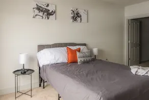 East Ward 2 BR Apt with WiFi by Frontdesk - Image 3