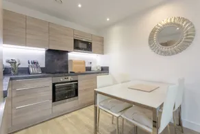 Spacious 2 bed 2 bath apartment in Surrey Quays - Image 2