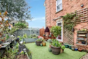 Captivating 1-bed House in Coleshill, Birmingham - Image 4