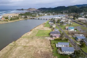 Upscale Riverside 2br W/ Deck 2 Bedroom Home - Image 5
