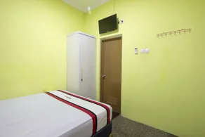 RedDoorz near Plaza Ambarukmo - Image 3