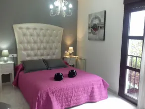 Deluxe Centre Apart with Parking - Image 3