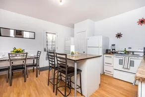 Cozy Warm - 2BR Apt With King Bed - Steps From Byward Market - Image 3
