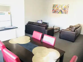 #10 South Pacific Apartments - Image 2