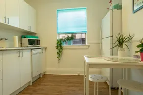 Bright Apartment Near St. Clair W Station - Image 3