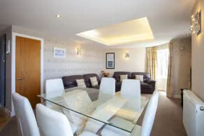Queens Mansions: Queens Suite - Image 3