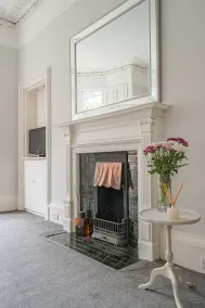 Chic 2 Bedroom Apartment near Old Town - Image 5