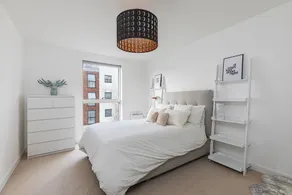 Modern 1-bed Flat w/ Balcony in Brentford, West London - Image 2