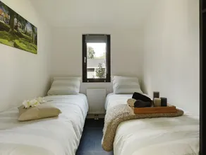 Chalet mit Terrasse und Pool - Image 2