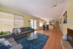 Redcliff Home Close to City & Airport - Image 2