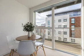 Modern 1-bed Flat w/ Balcony in Brentford, West London - Image 4