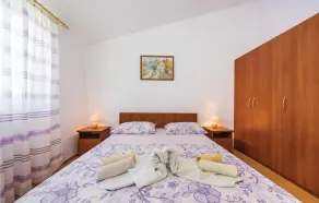 Beautiful Home in Novigrad With Wifi and 4 Bedrooms - Image 5