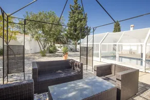 Impeccable 6-bed Villa - Image 5