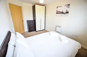 Gunwharf Quays Chic Apartment - Image 2