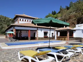 Spacious Villa in Sayalonga With Jacuzzi - Image 5