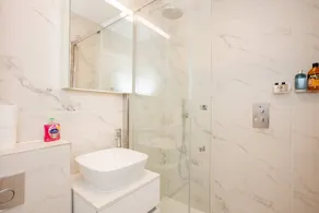 Designer 2 Bedroom Apartment in West London - Image 4