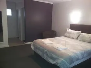 Christies Beach Hotel - Image 3