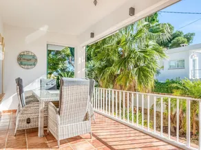 Charming villa with private swimming pool located 100 m from the sea - Image 4