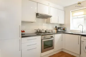 Spacious 6 Bed Home with Parking - Image 2