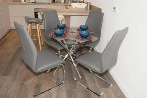 Beautiful 2 Bedroom Apartment! Ensuite! Lakeside - Image 3