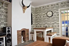 Quiet 1 Bedroom Home in South London - Image 3