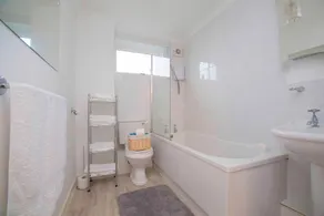 Laigpark View Apartment - Image 5