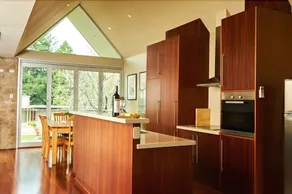 No.6 - Luxury Private Haven in the Heart of Bright - Image 5