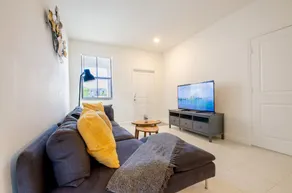The Sunnyside Glamorous Home 4BR New MIA - Image 2