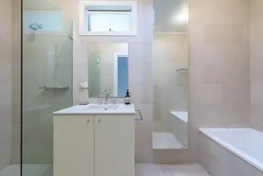 Exquisite House with Pool - Image 4