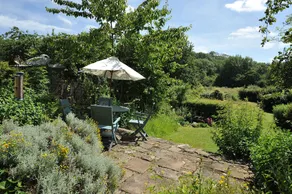 Brooks' View - Romantic Cottage Escape with Picturesque Riverside Gardens in Bath - Image 3