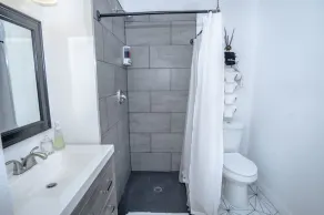 HUGE Remodeled 5BR 4BA House Sleeps 20 Downtown - Image 5